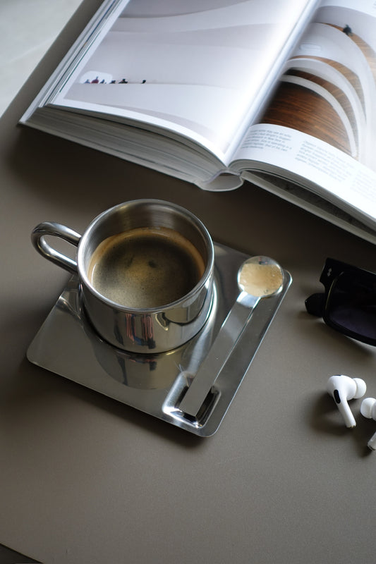 KAFFIBOLLI MEÐ UNDIRSKÁL OG SKEIÐ - STAINLESS STEEL